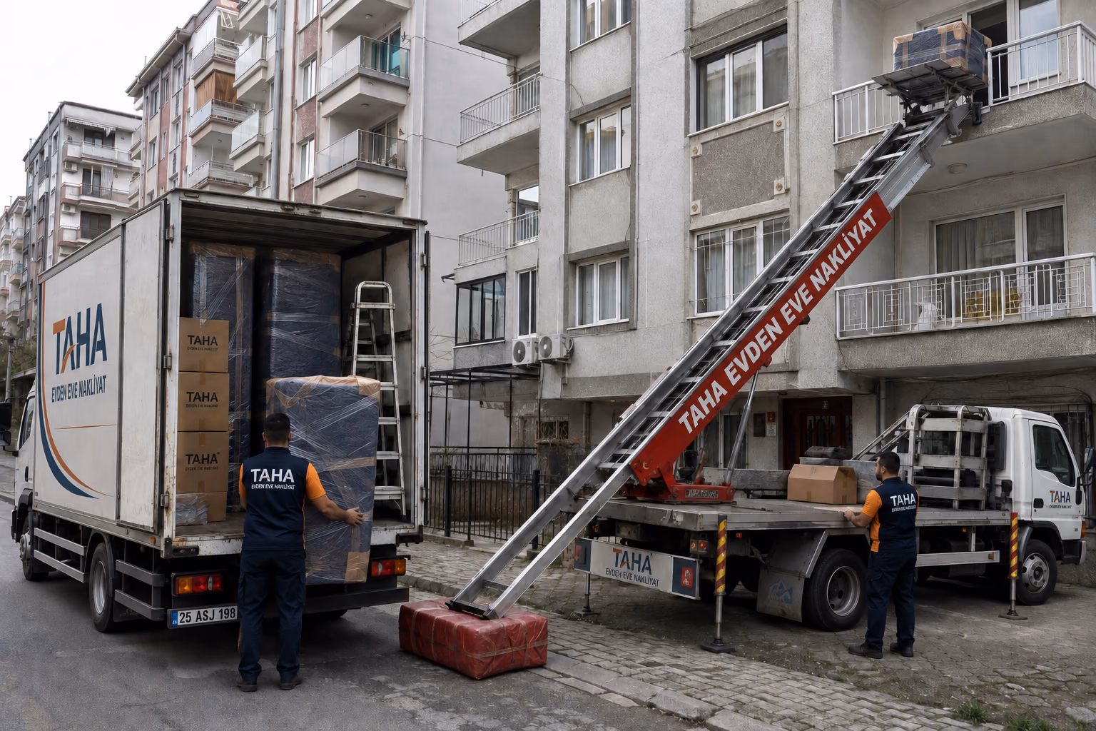 Taha Evden Eve Nakliyat ekibi cephe asansörüyle asansörlü ev taşıma hizmeti veriyor